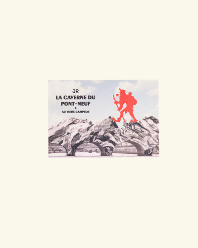 Carte Postale Noire, Blanche & Rouge - La Caverne du Pont-Neuf x Au Vieux Campeur