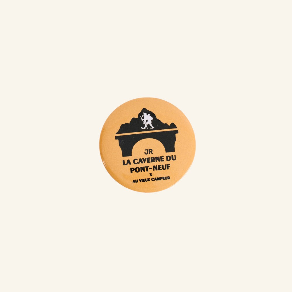Badge Jaune - La Caverne du Pont-Neuf x Au Vieux Campeur