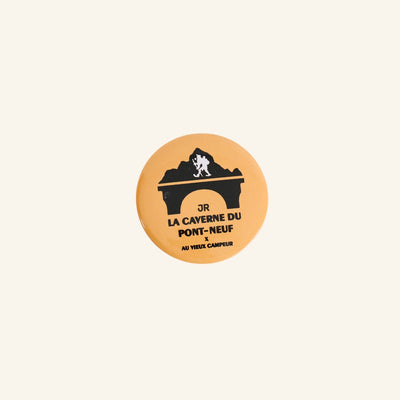 Badge Jaune - La Caverne du Pont-Neuf x Au Vieux Campeur