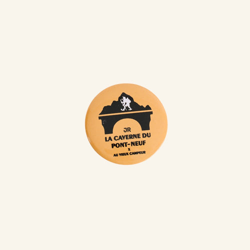Badge Jaune - La Caverne du Pont-Neuf x Au Vieux Campeur