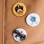 Badge Bleu & Blanc - La Caverne du Pont-Neuf x Au Vieux Campeur