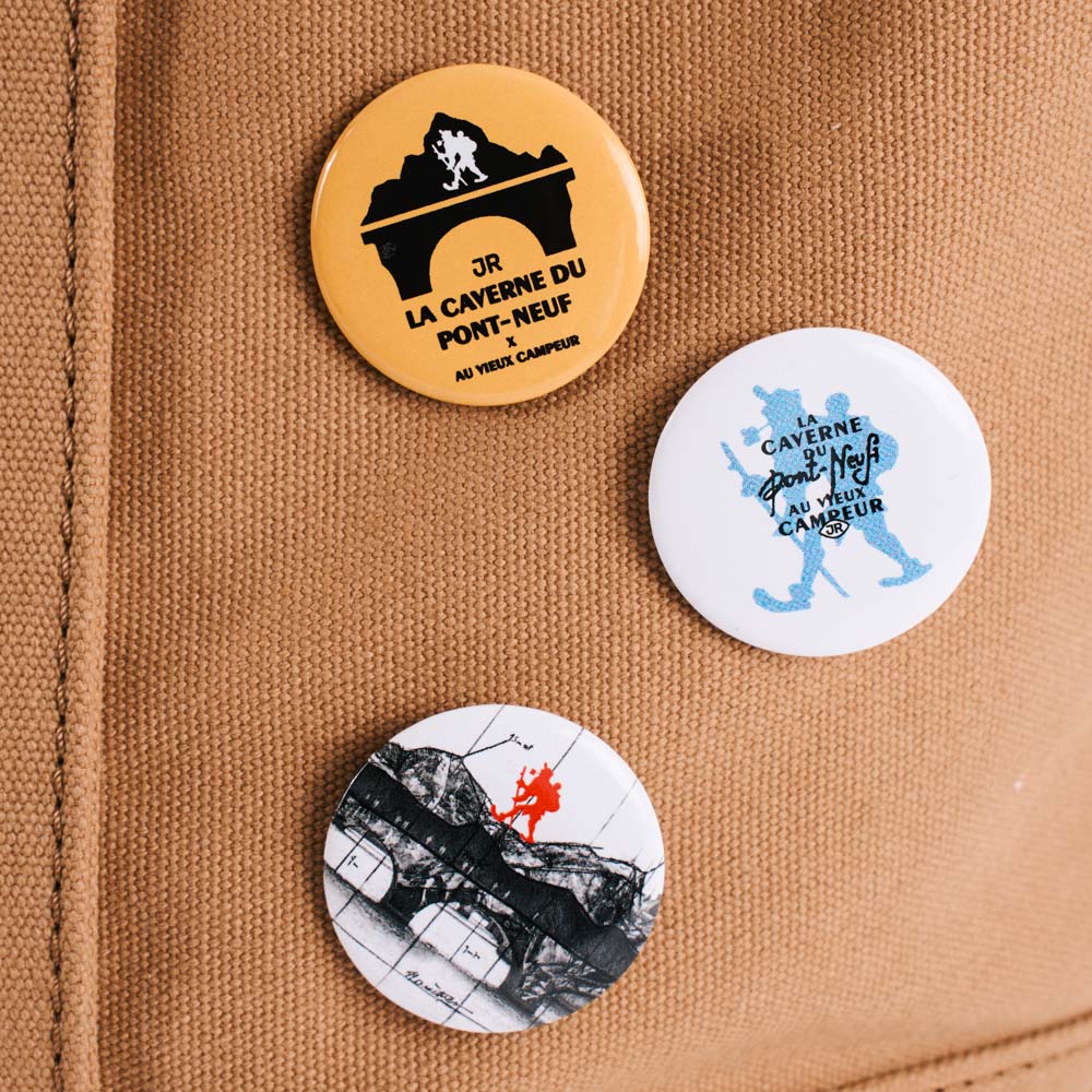 Badge Bleu & Blanc - La Caverne du Pont-Neuf x Au Vieux Campeur