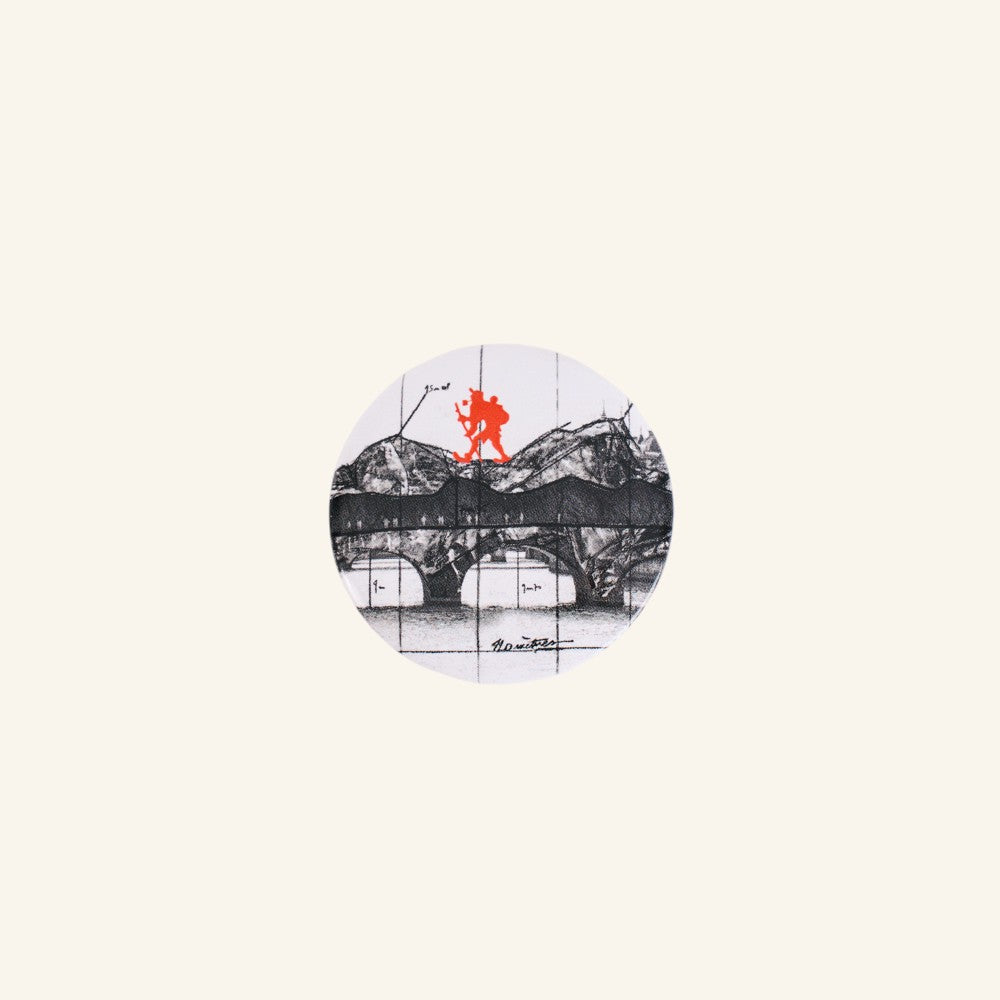 Badge Fusain - La Caverne du Pont-Neuf x Au Vieux Campeur